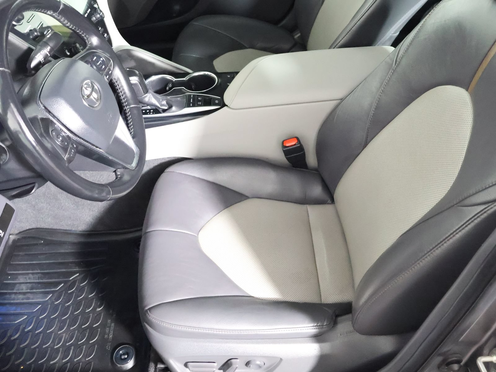 Used 2020 Toyota Camry XLE FWD image 23