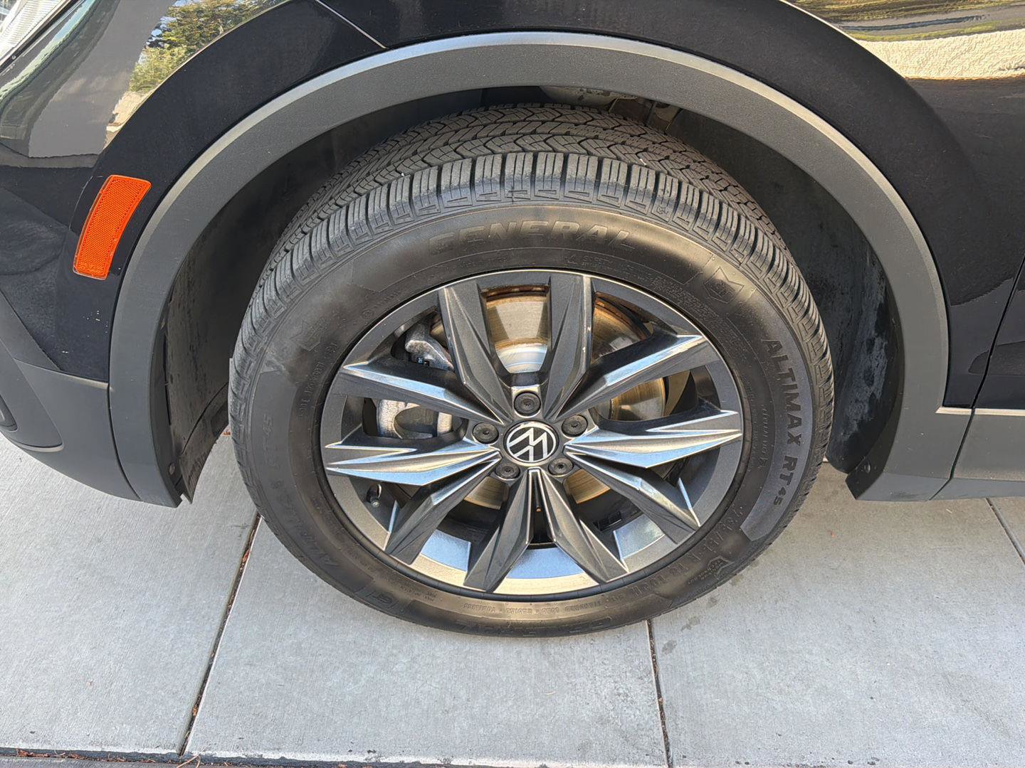 Certified 2022 Volkswagen Tiguan SE w/ Panoramic Sunroof Package AWD/4WD image 9