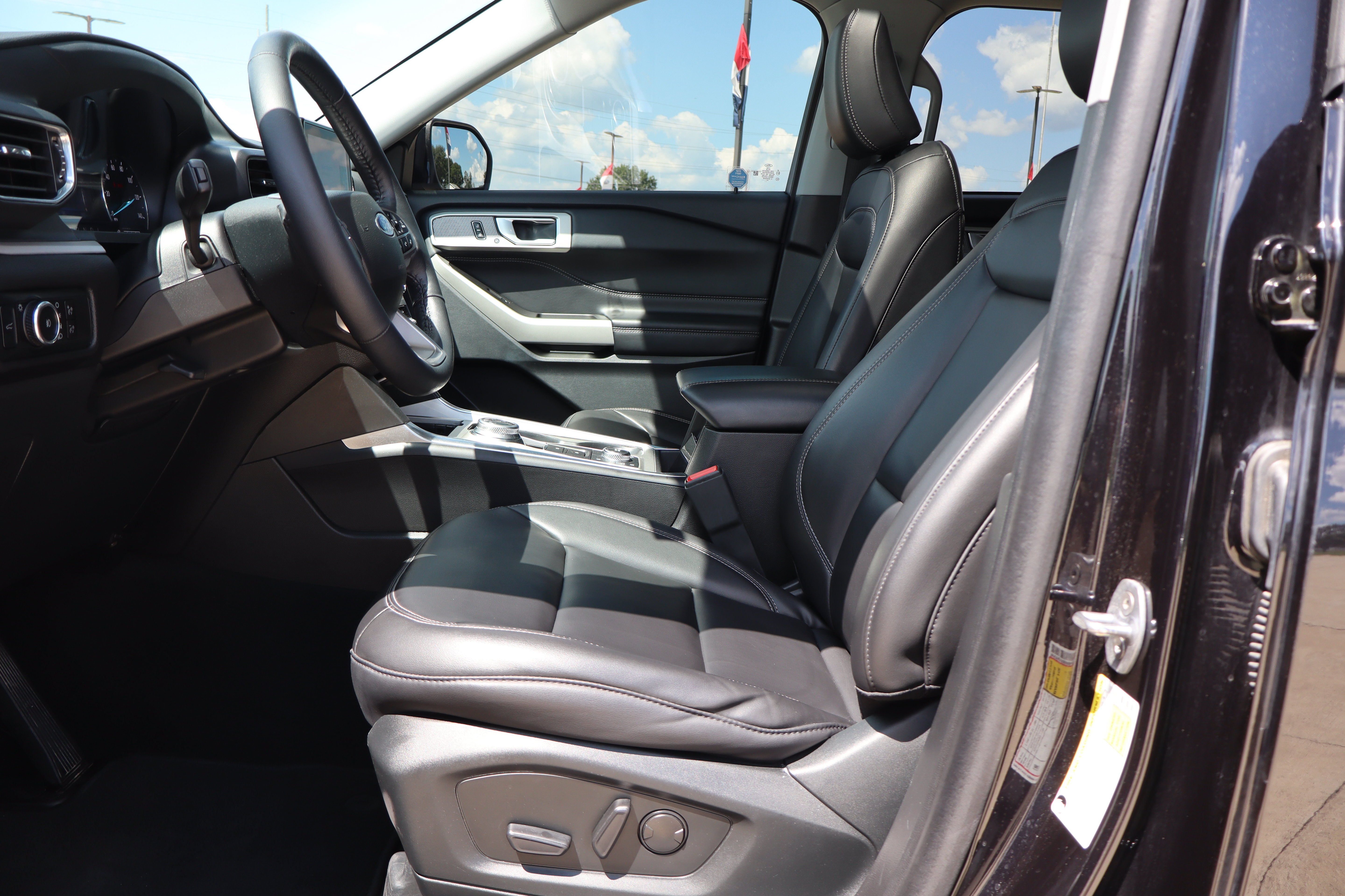 Used 2023 Ford Explorer XLT w/ Equipment Group 202A AWD/4WD image 9
