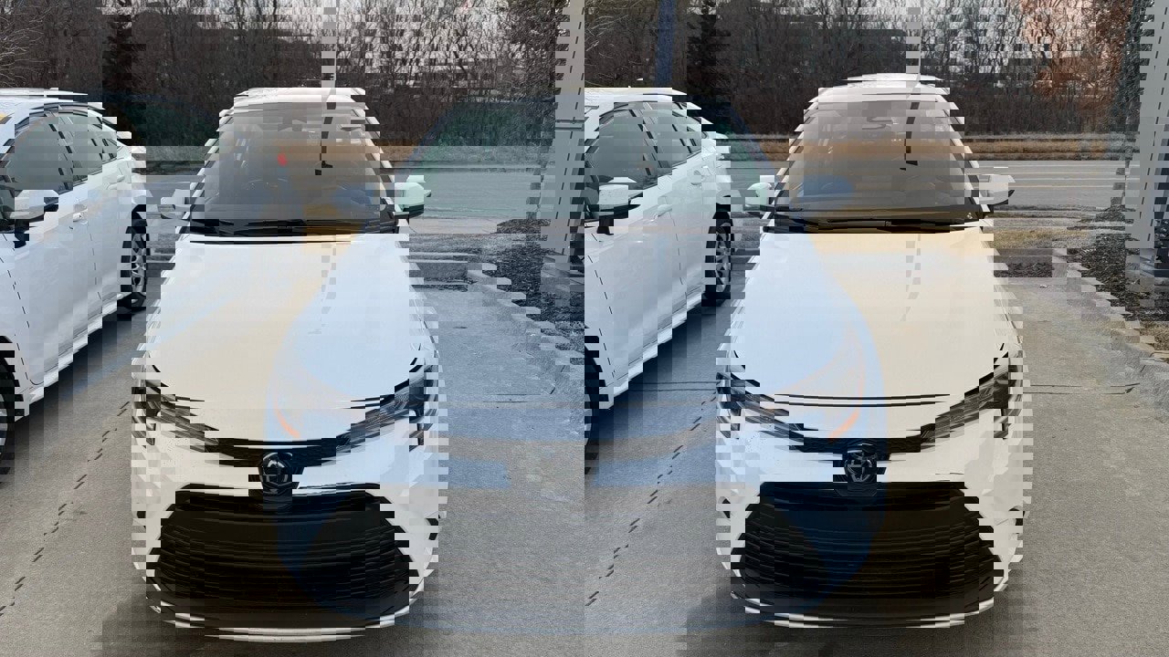 Used 2025 Toyota Corolla LE image 1