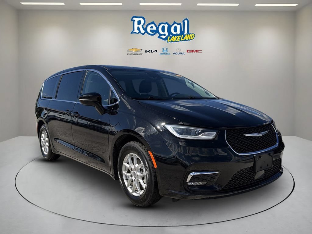Used 2024 Chrysler Pacifica Touring-L FWD image 1