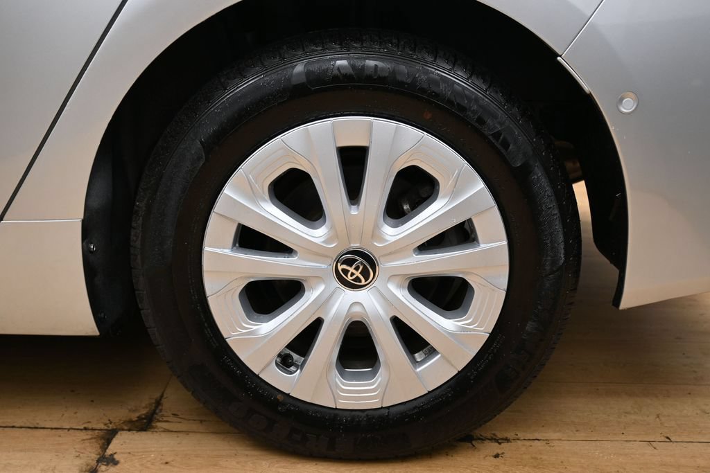 Used 2022 Toyota Prius LE FWD image 12