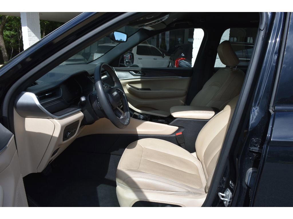 Used 2023 Jeep Grand Cherokee Limited image 10