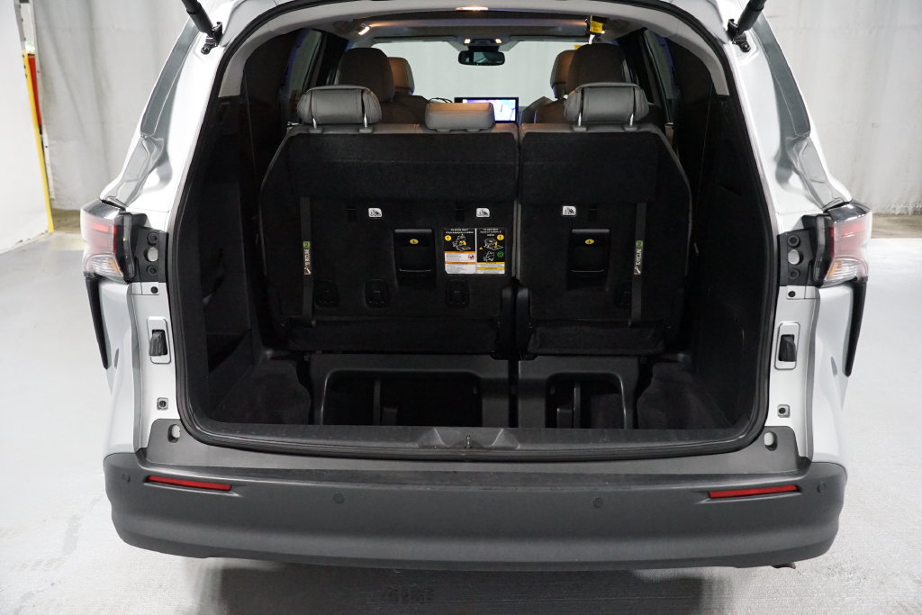 Certified 2025 Toyota Sienna XLE FWD image 37