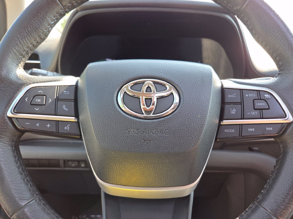 Used 2023 Toyota Sienna XLE FWD image 32