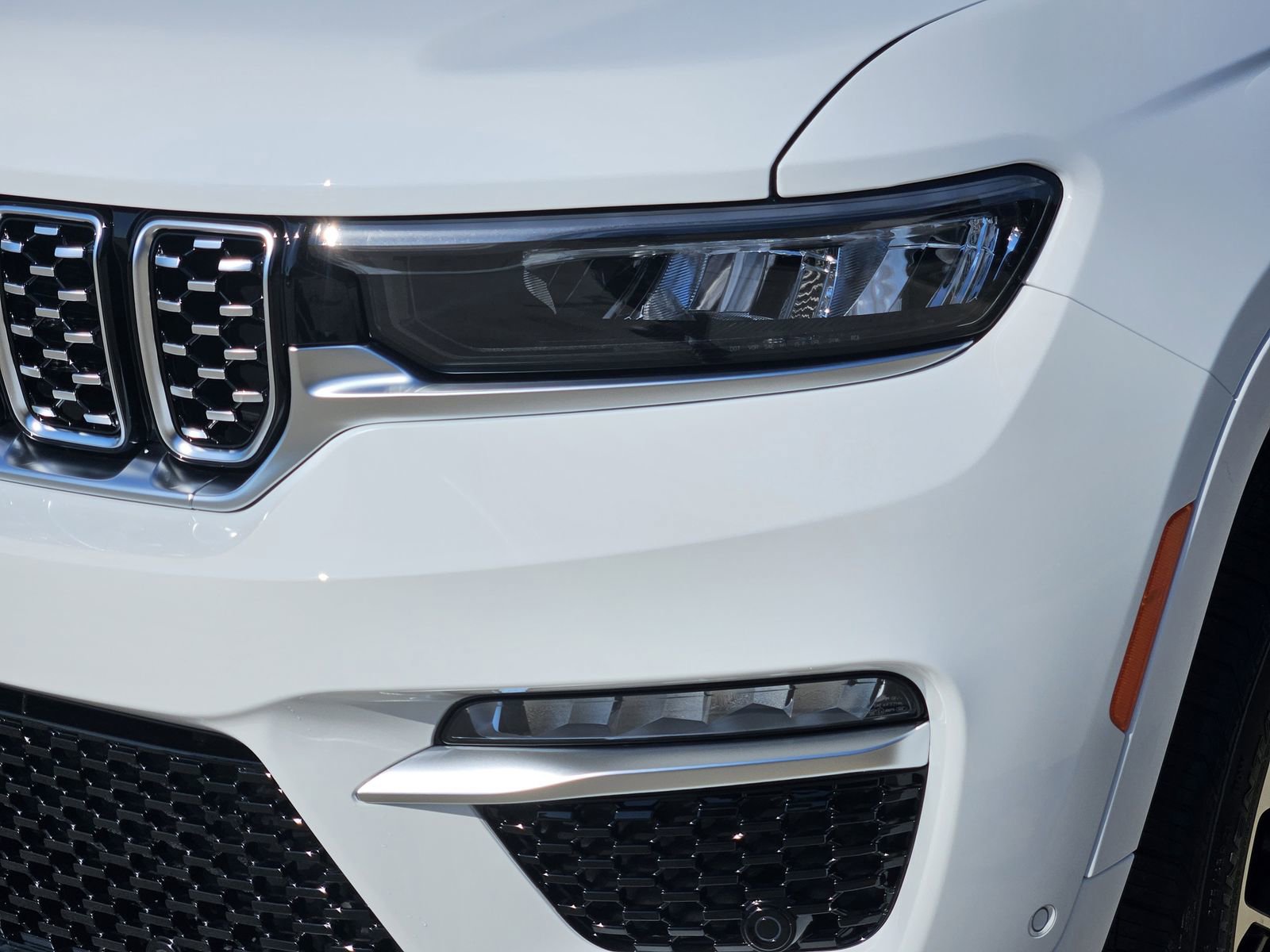 New 2025 Jeep Grand Cherokee Summit image 9