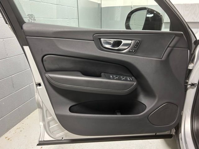 Used 2025 Volvo XC60 B5 Plus image 7