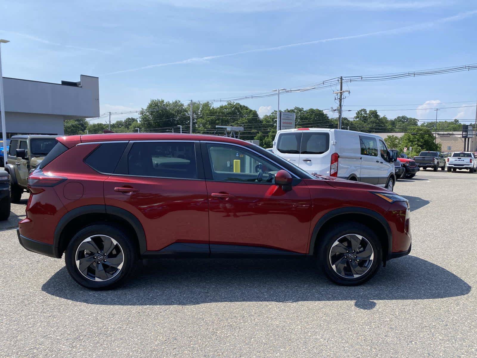 Used 2025 Nissan Rogue SV AWD/4WD image 2