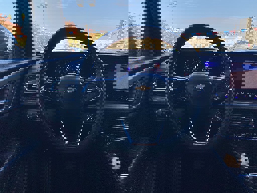 Used 2025 Chevrolet Traverse LT image 4