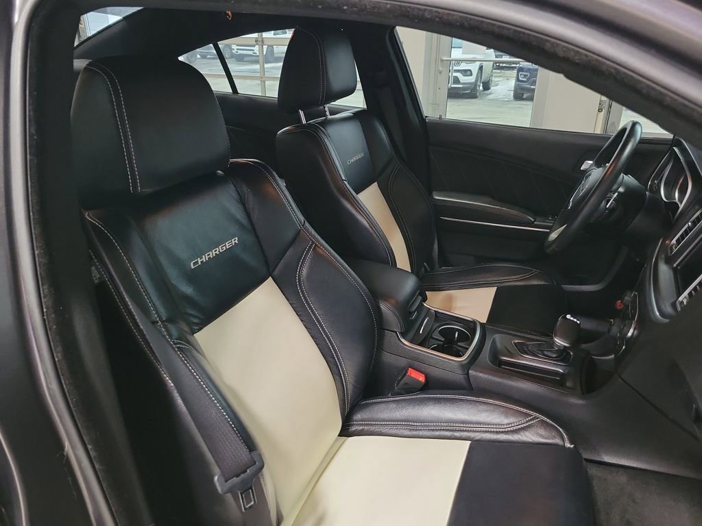 Used 2015 Dodge Charger SXT image 22