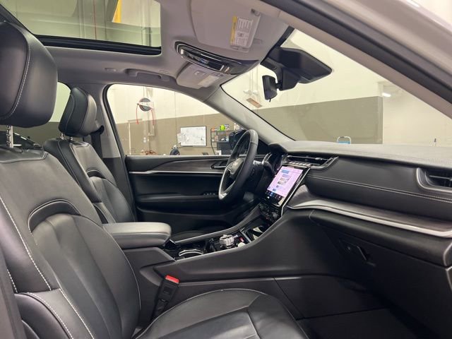 Used 2023 Jeep Grand Cherokee L Limited w/ Black Appearance Package AWD/4WD image 11