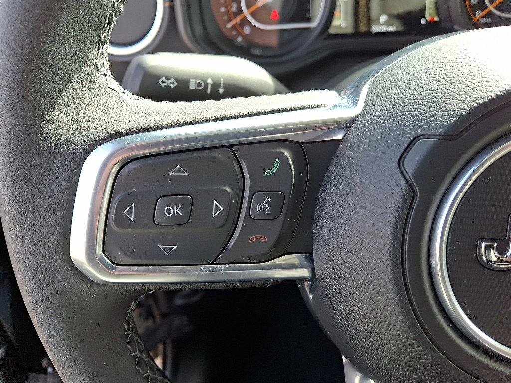 Certified 2025 Jeep Wrangler Sahara w/ Technology Group image 17