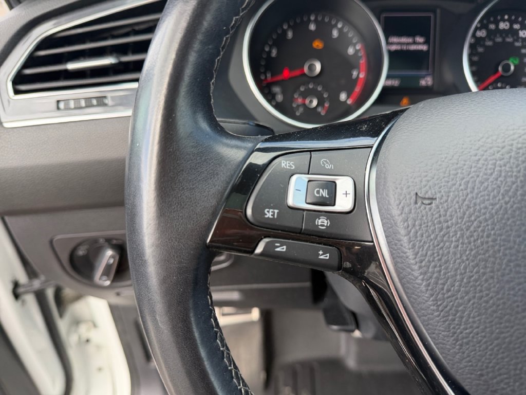 Used 2020 Volkswagen Tiguan SE R-Line AWD/4WD image 33