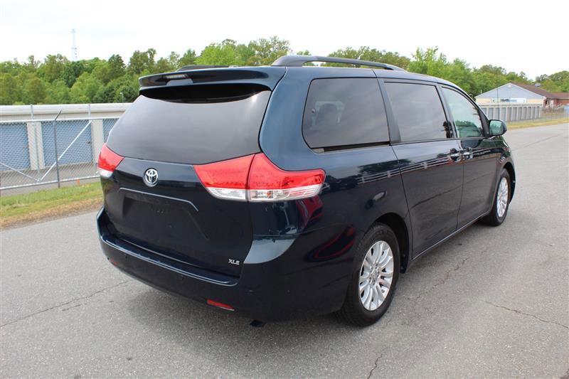 Used 2012 Toyota Sienna XLE FWD image 7