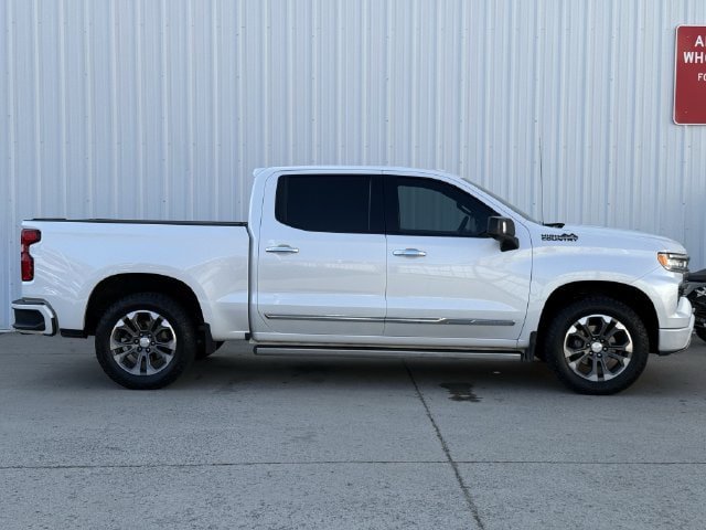 Used 2023 Chevrolet Silverado 1500 High Country w/ Technology Package AWD/4WD image 3