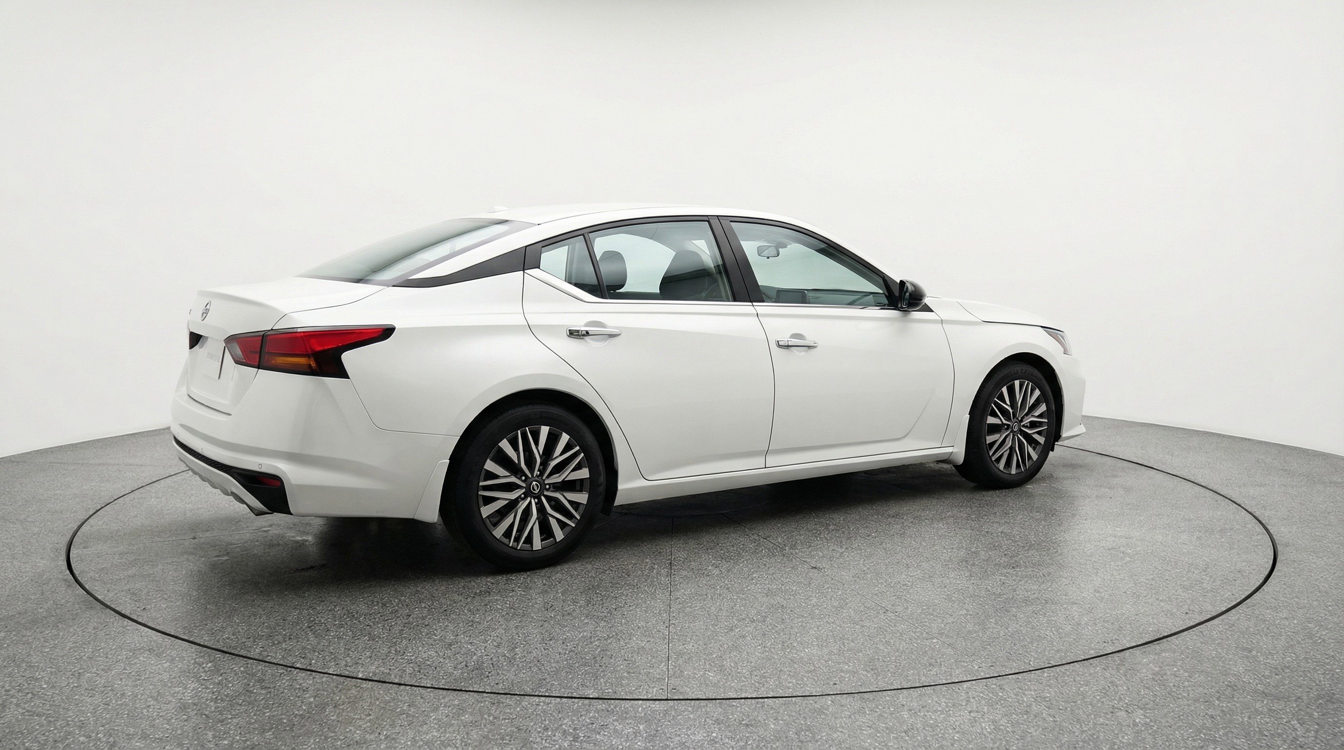 Used 2025 Nissan Altima 2.5 SV image 9