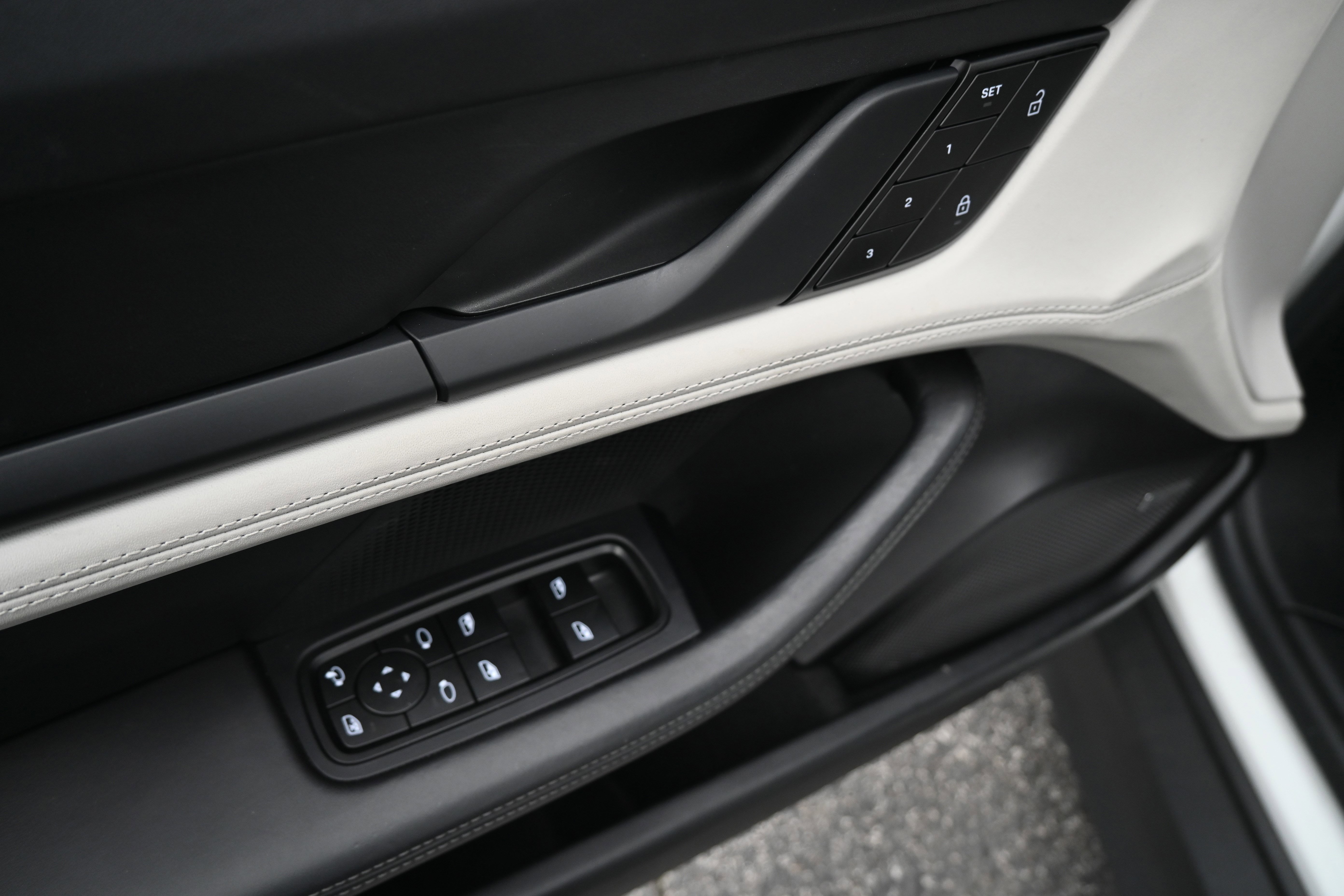 Used 2022 Porsche Taycan image 16