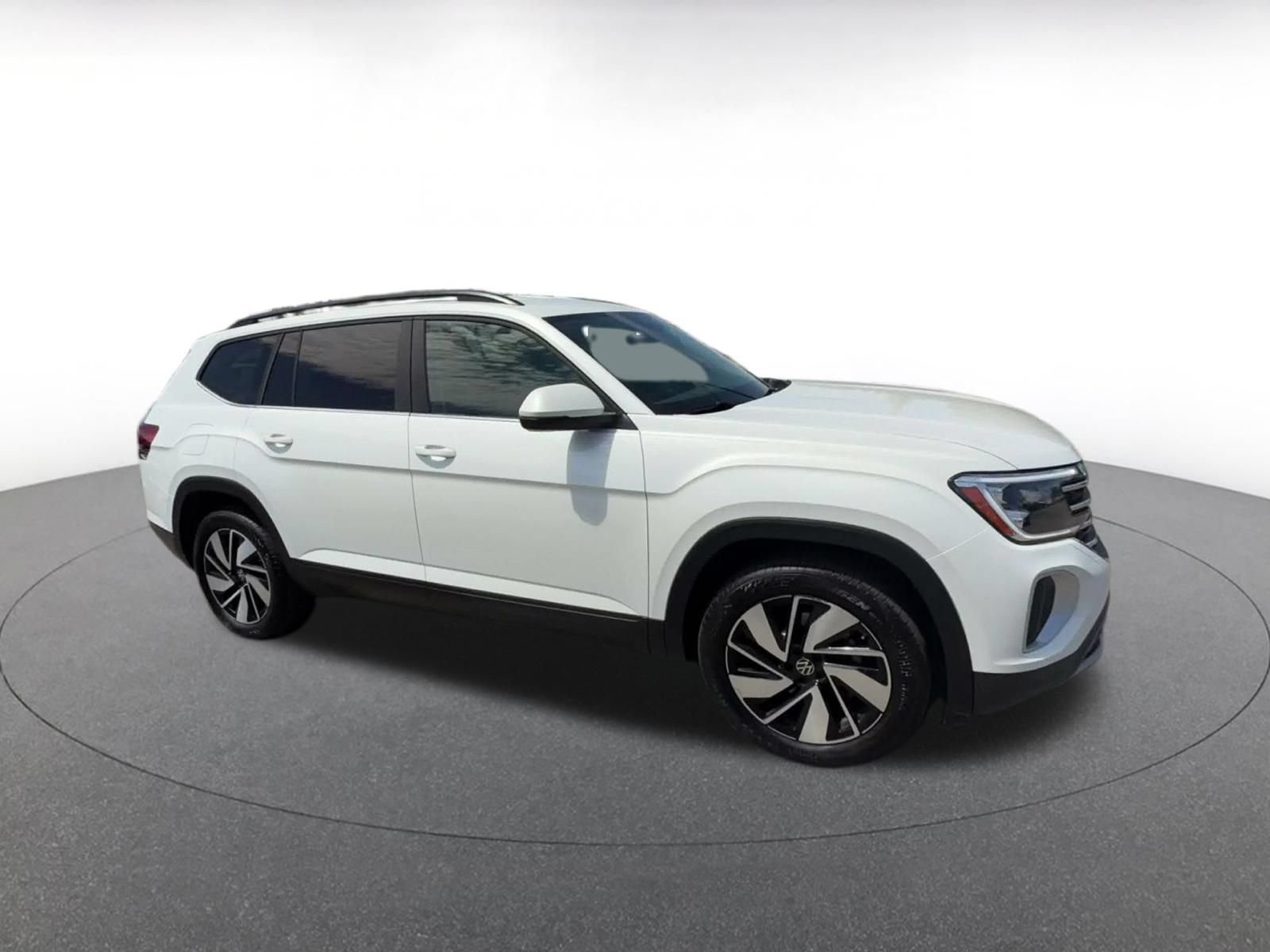 Used 2026 Volkswagen Atlas SE FWD image 2
