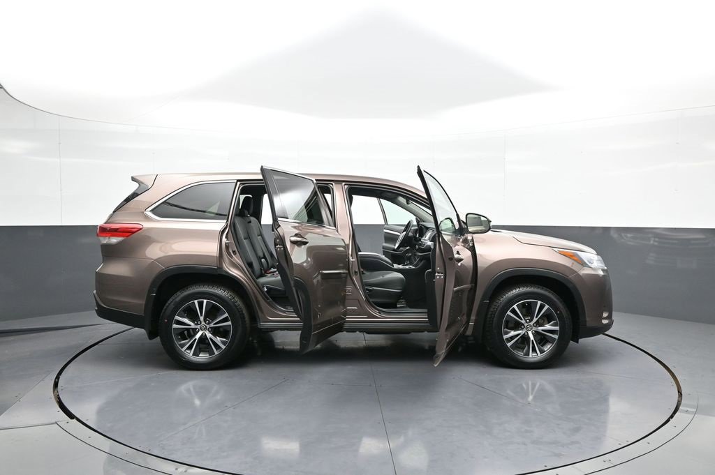 Certified 2018 Toyota Highlander LE image 42