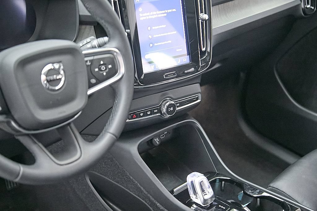 Certified 2024 Volvo XC40 B5 Ultimate w/ Climate Package AWD/4WD image 15