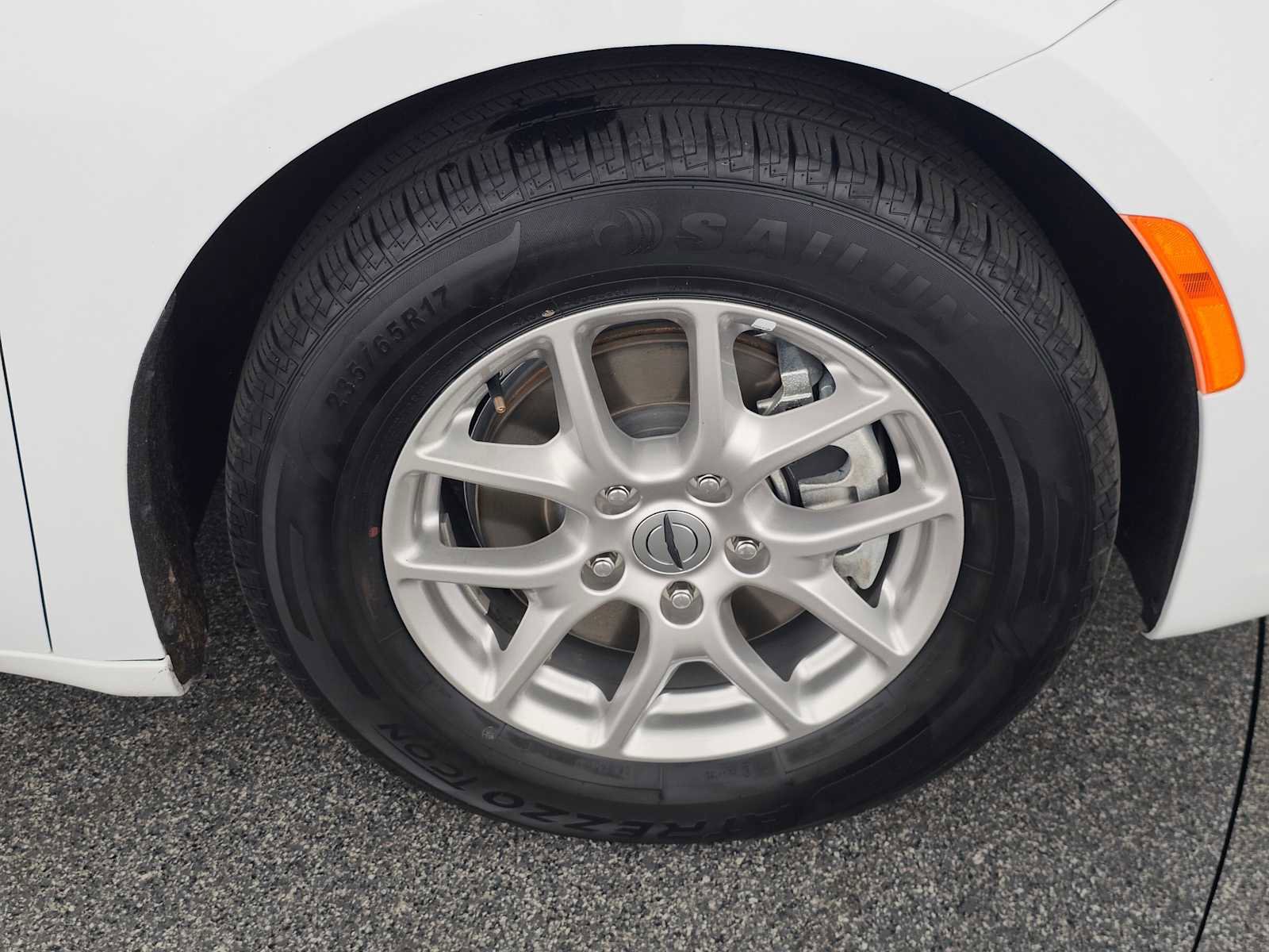 Used 2024 Chrysler Pacifica Touring-L image 9