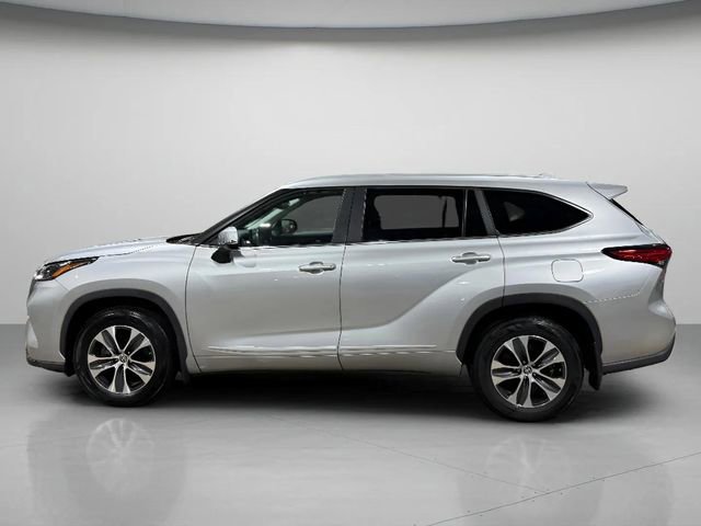 Used 2023 Toyota Highlander XLE image 7