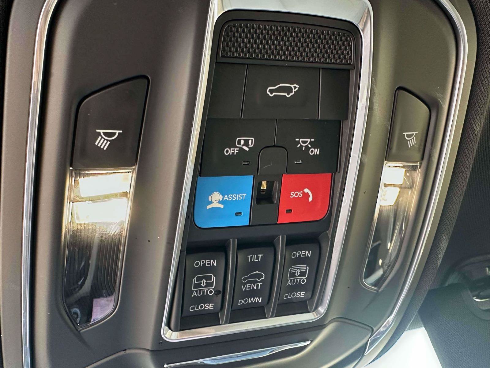 Used 2024 Jeep Grand Cherokee Limited w/ Black Appearance Package AWD/4WD image 30