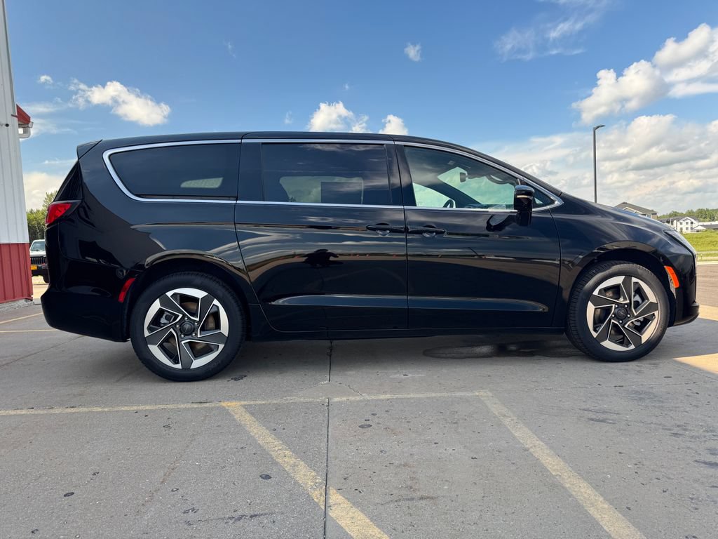 New 2027 Chrysler Pacifica Limited AWD/4WD image 4