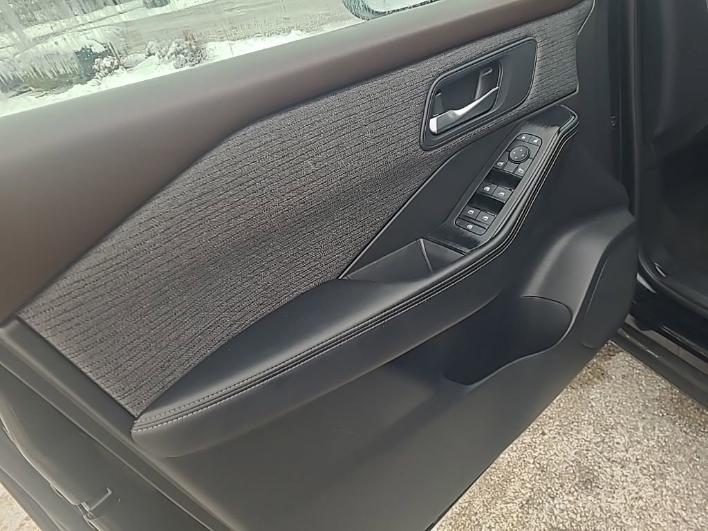 Used 2023 Nissan Rogue SV image 11