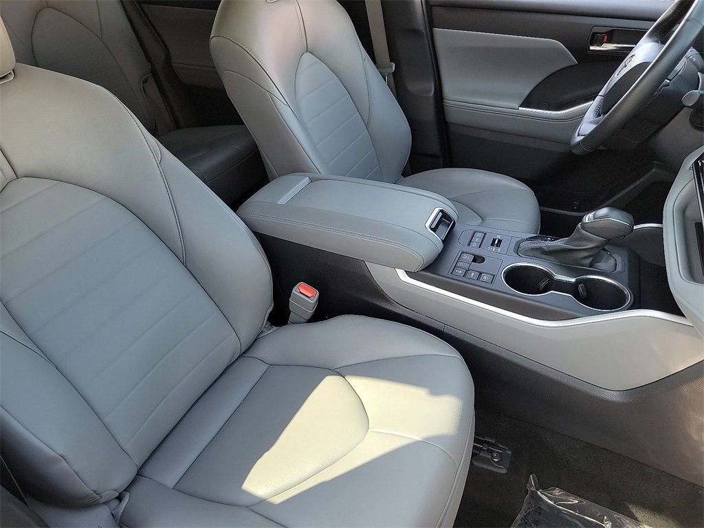 Used 2024 Toyota Highlander XLE image 24