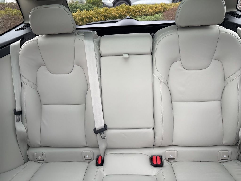 Certified 2024 Volvo XC60 T8 Ultimate w/ Protection Package Premier image 29