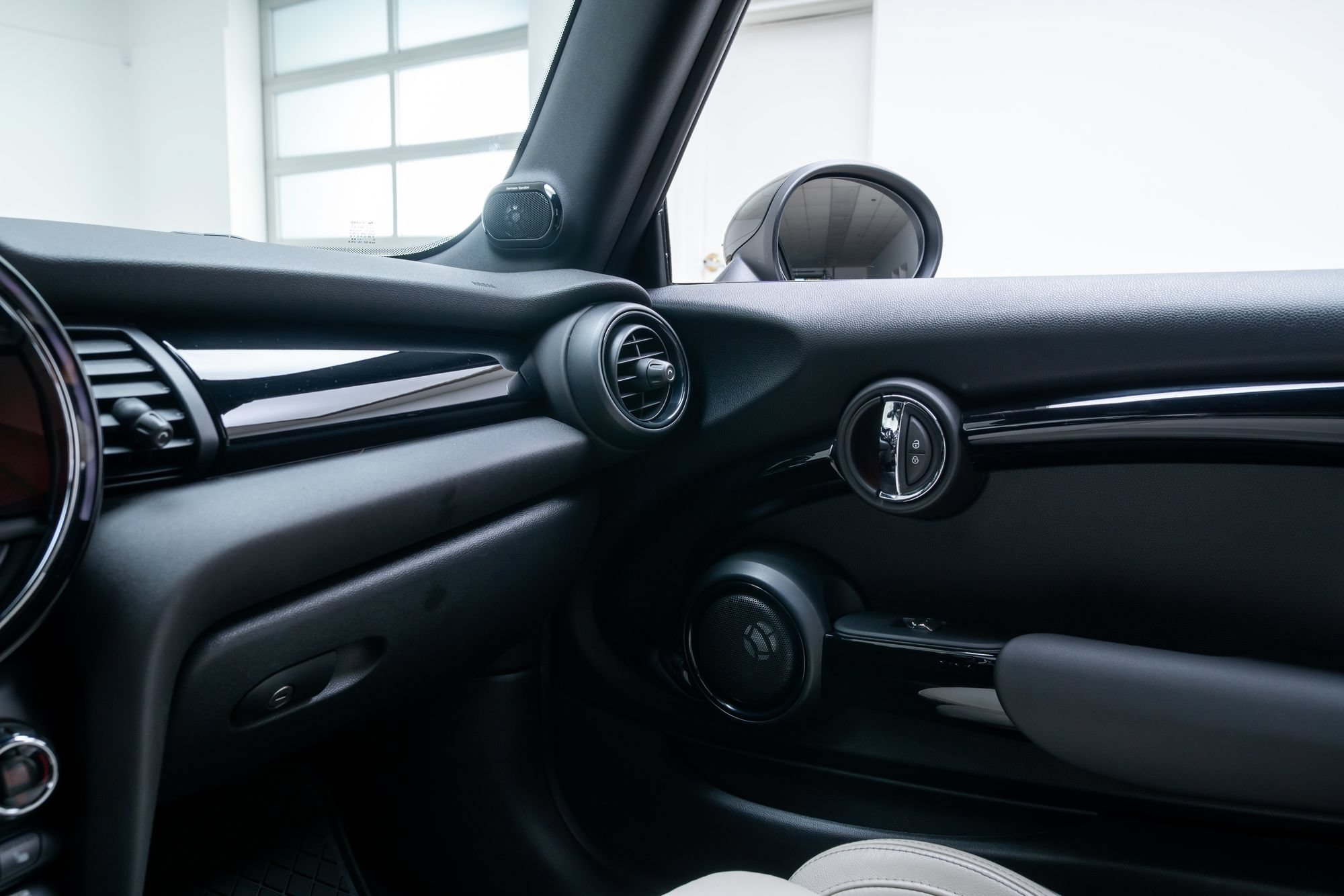 Used 2019 MINI Cooper S w/ Signature Upholstery Package FWD image 9