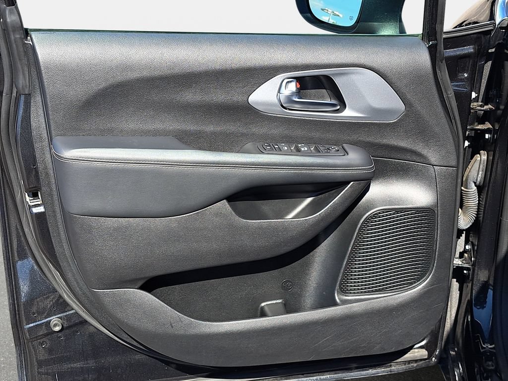 Used 2023 Chrysler Pacifica Touring FWD image 30