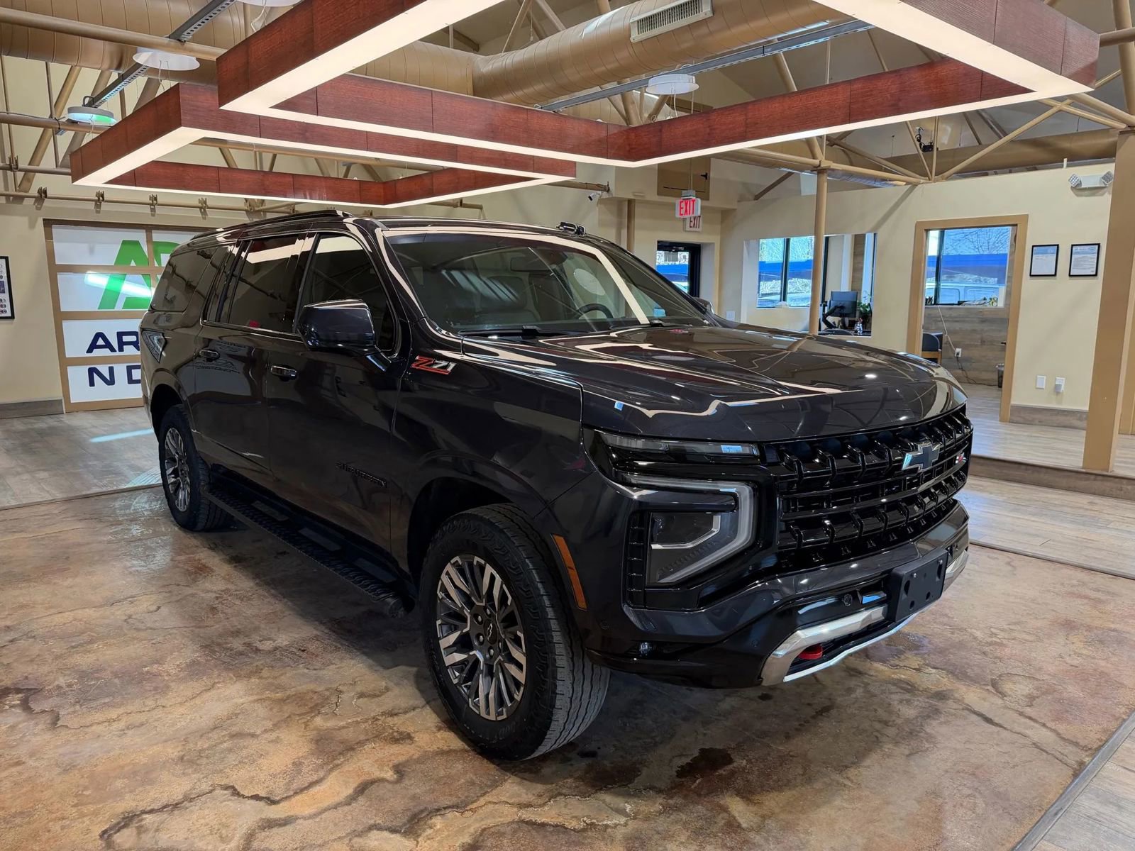 Used 2025 Chevrolet Suburban Z71 image 2