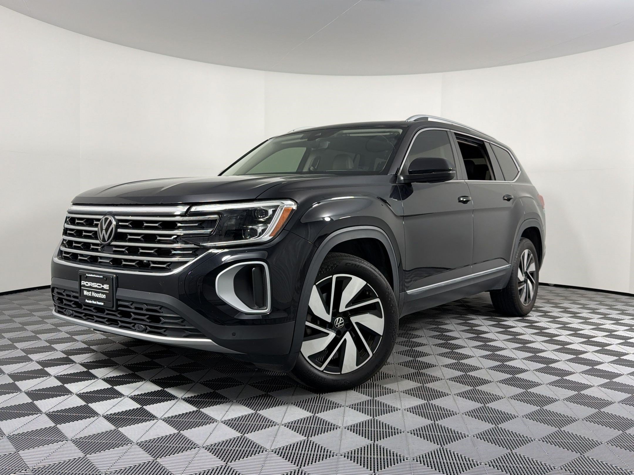 Used 2024 Volkswagen Atlas SEL AWD/4WD image 1