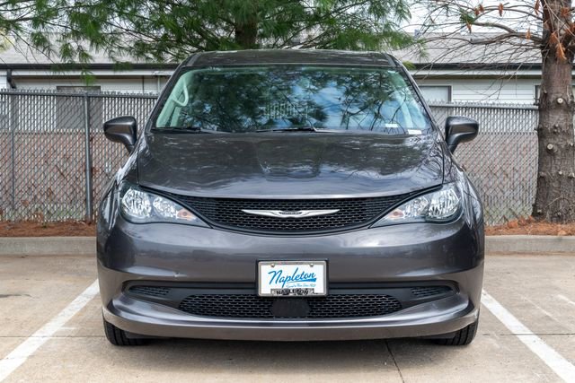 Used 2023 Chrysler Voyager LX image 4