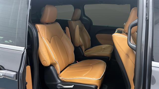 Used 2023 Chrysler Pacifica Pinnacle FWD image 25