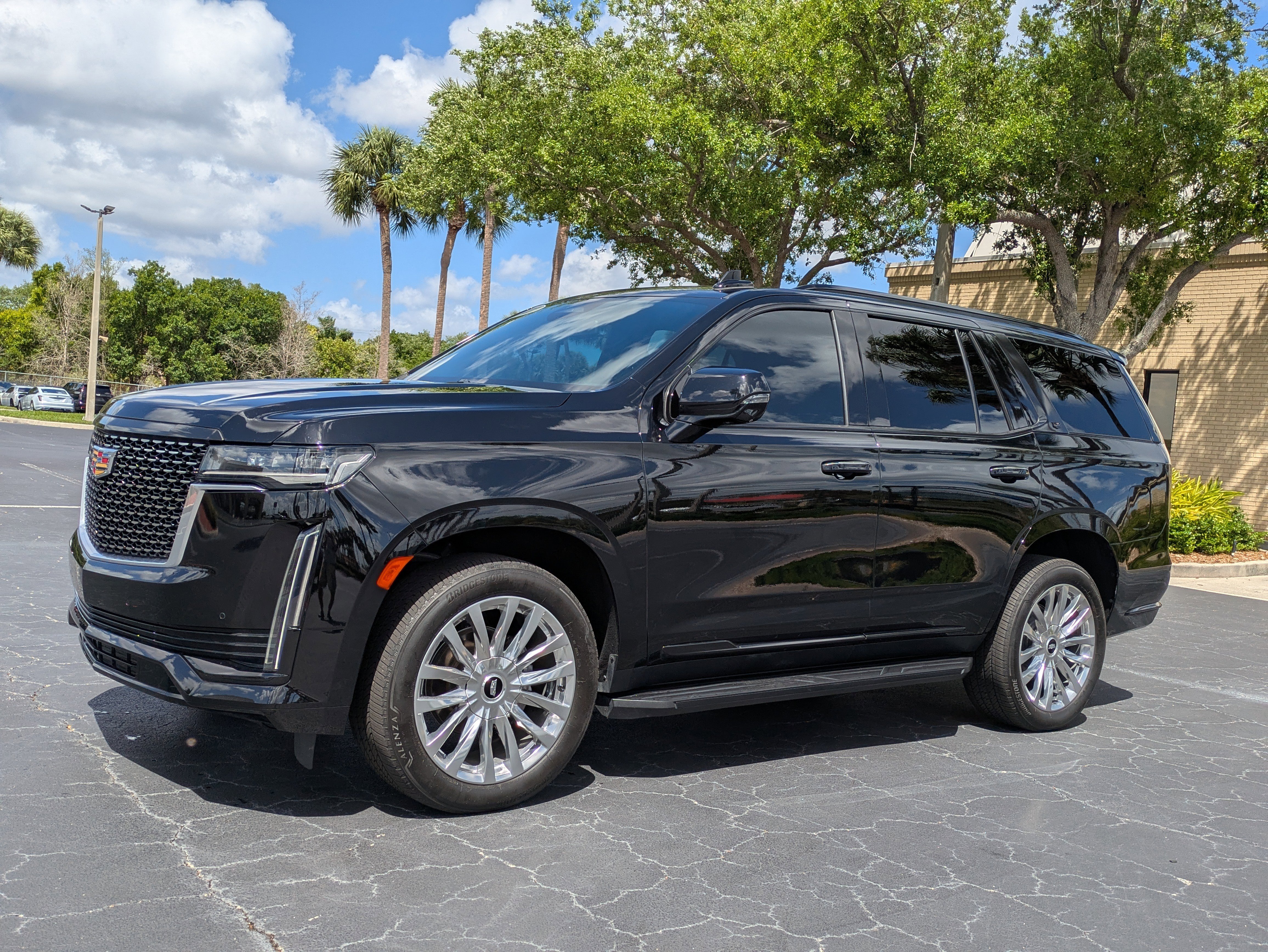 Used 2021 Cadillac Escalade Luxury RWD image 2