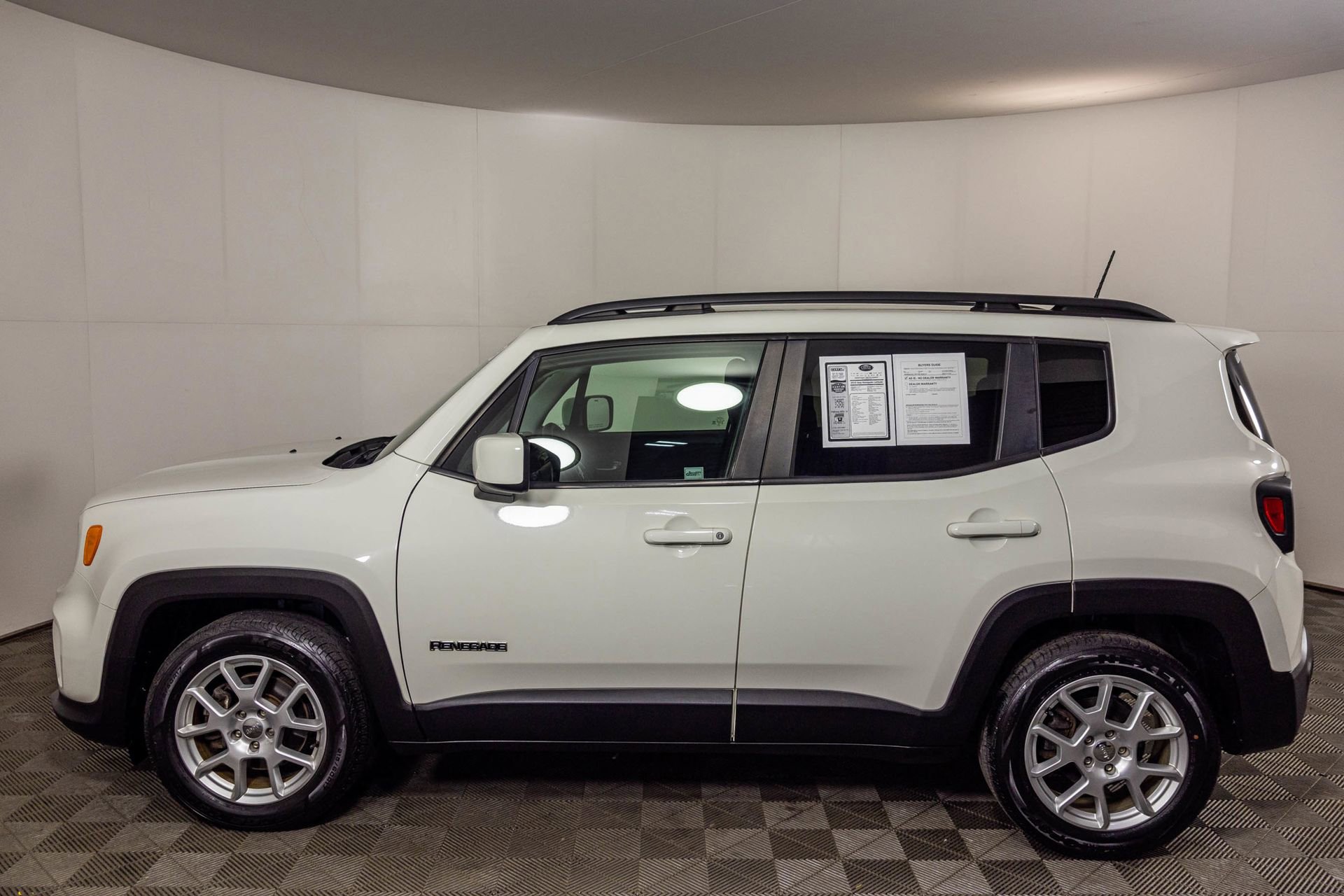 Used 2019 Jeep Renegade Latitude FWD image 16