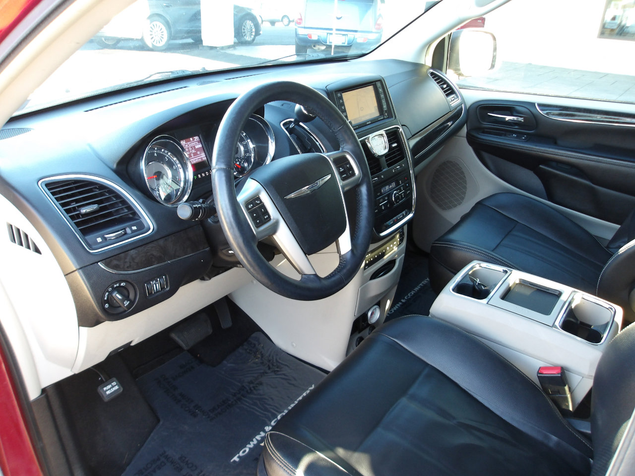 Used 2013 Chrysler Town & Country Touring-L w/ Entertainment Group #2 image 10