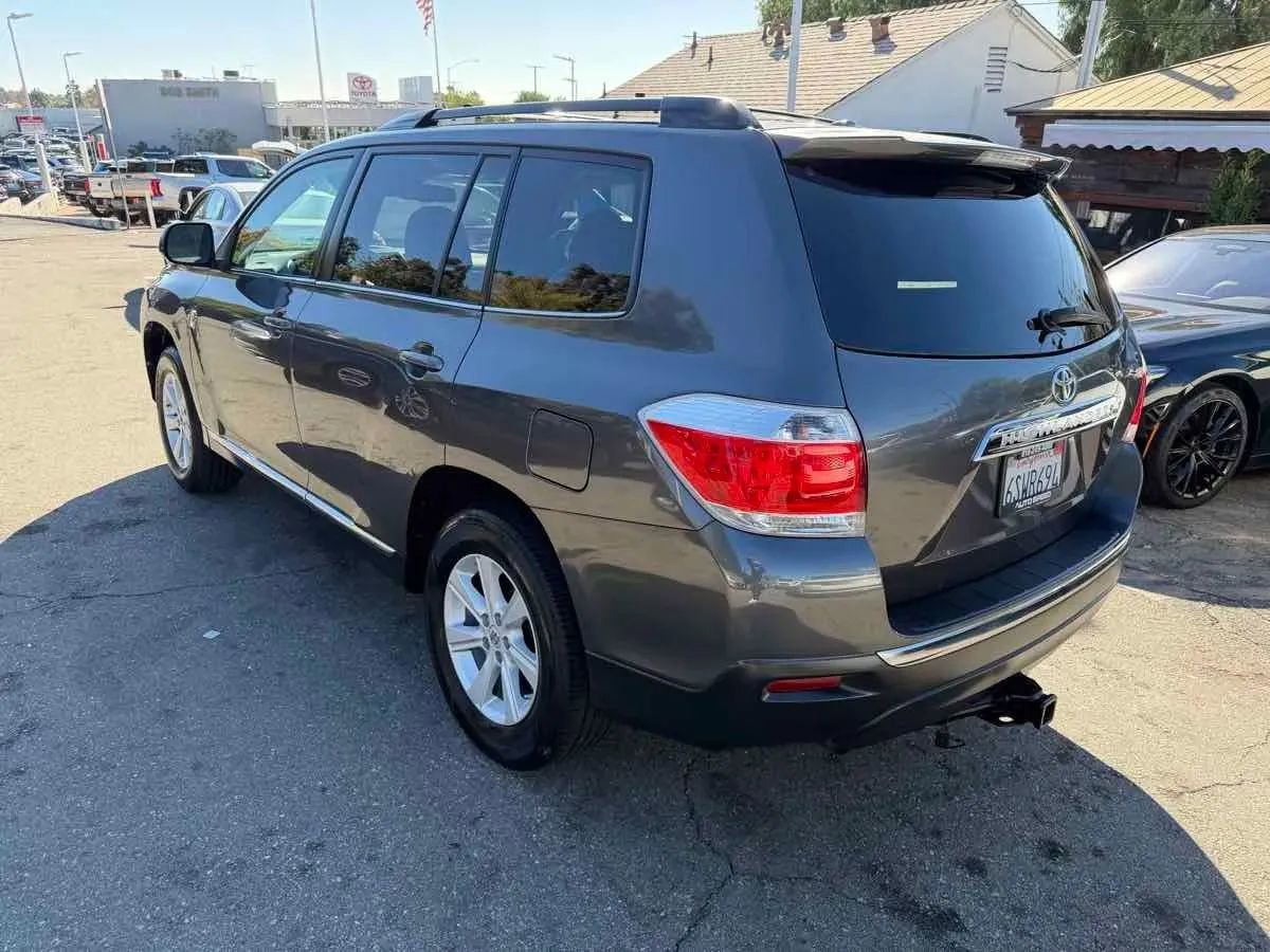 Used 2012 Toyota Highlander SE FWD image 4