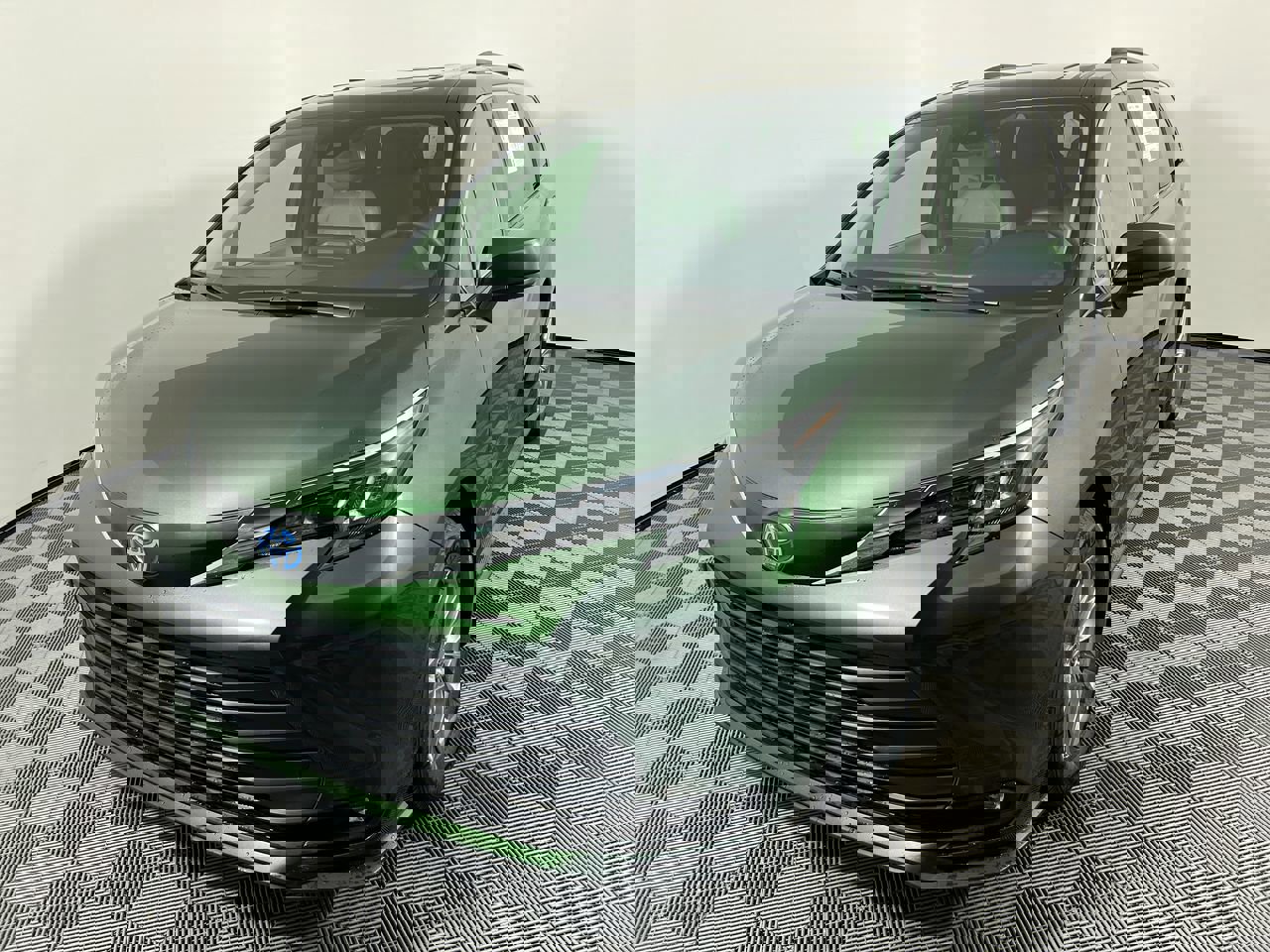 Used 2025 Toyota Sienna XLE image 7