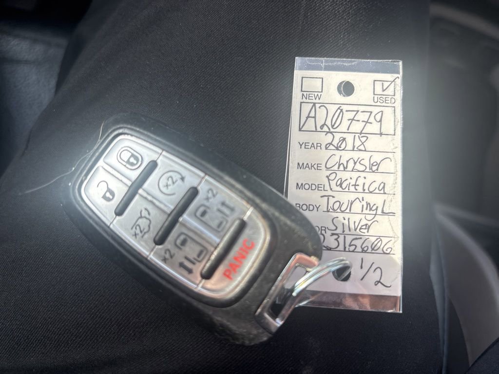 Used 2018 Chrysler Pacifica Touring-L image 25