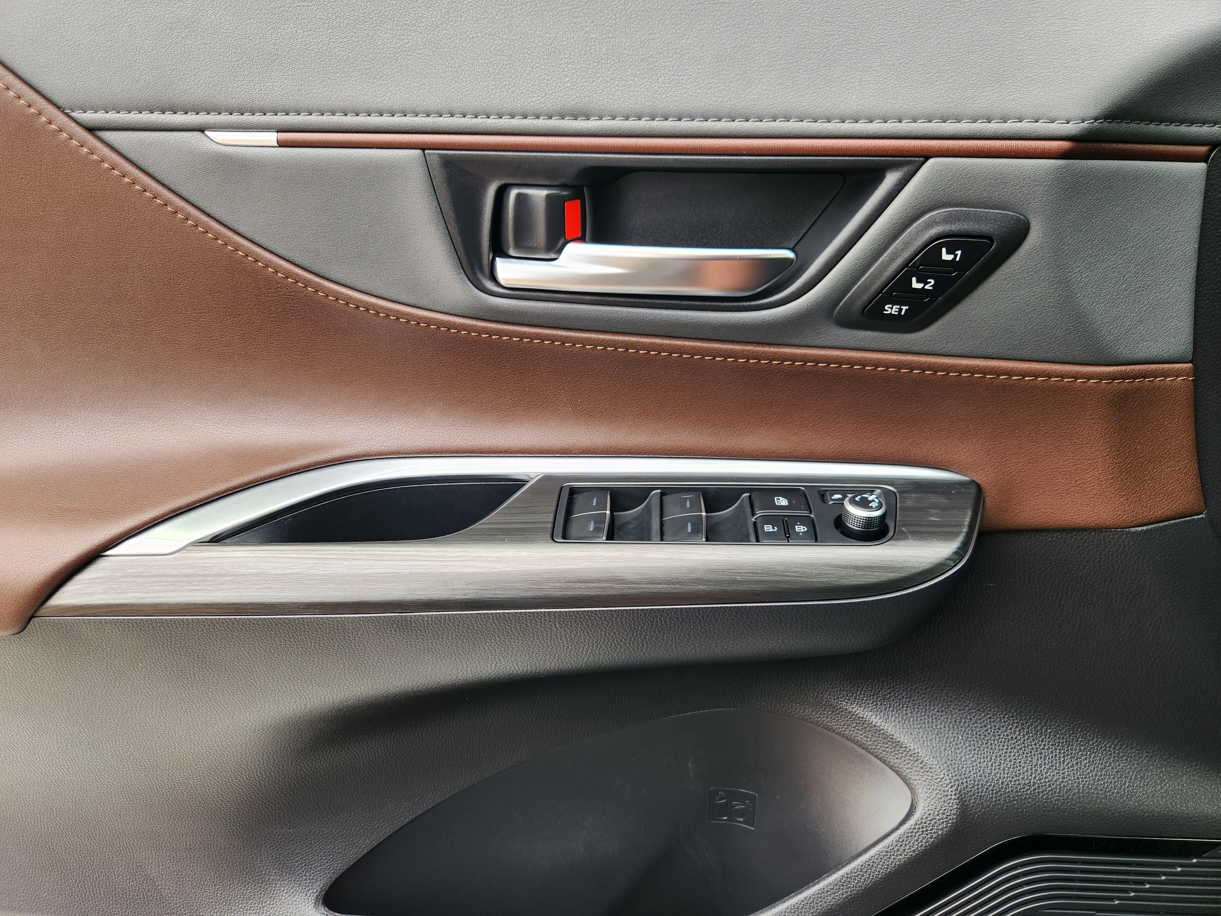 Used 2022 Toyota Venza XLE image 18