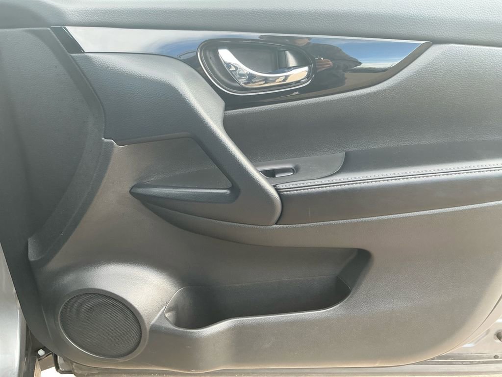 Used 2020 Nissan Rogue Sport SV image 16