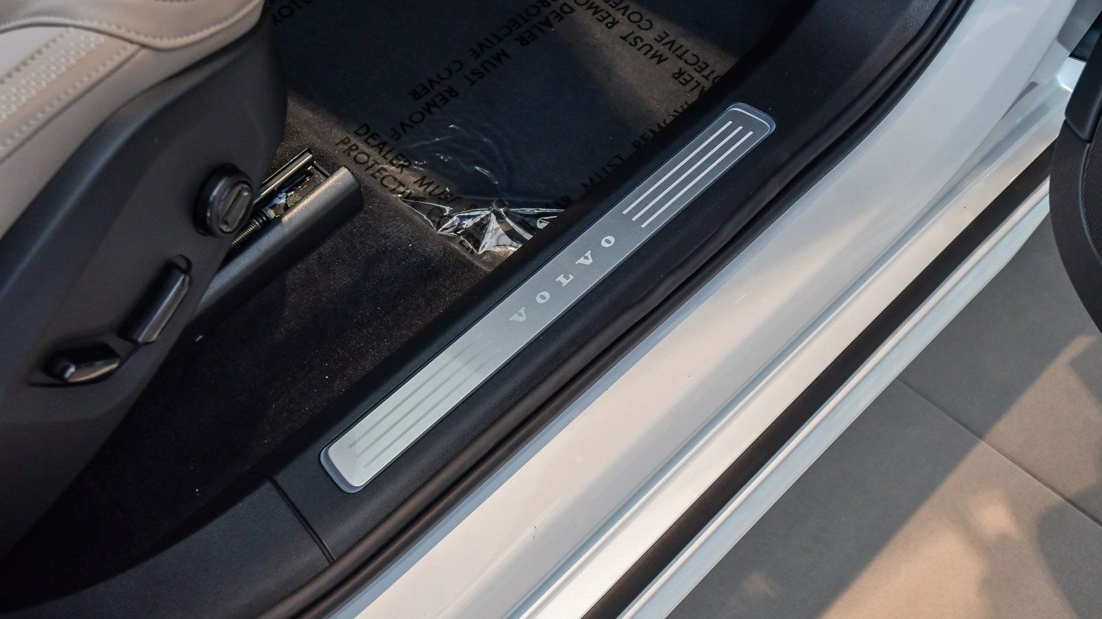 Used 2025 Volvo XC90 B5 Plus w/ Protection Package Premier image 18