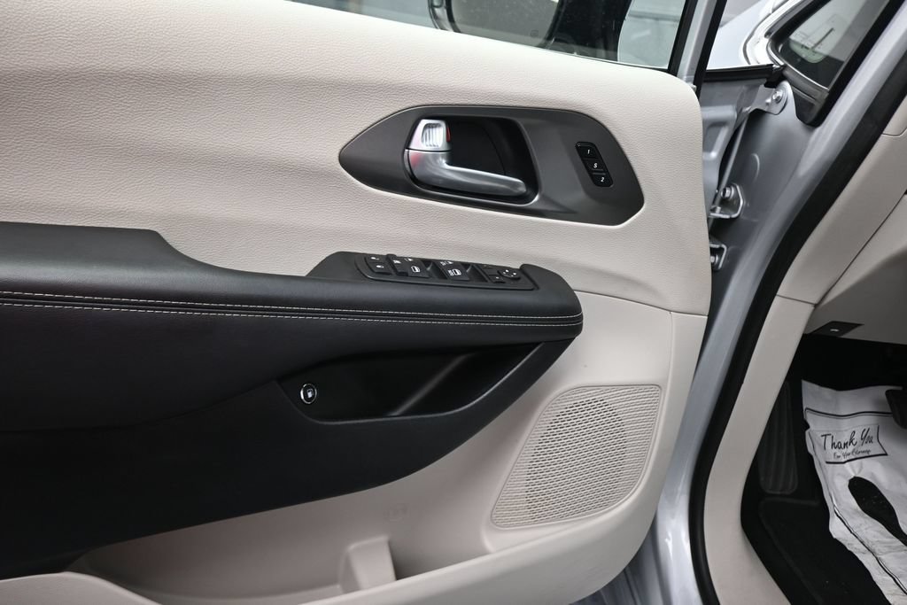 Used 2024 Chrysler Pacifica Limited FWD image 40
