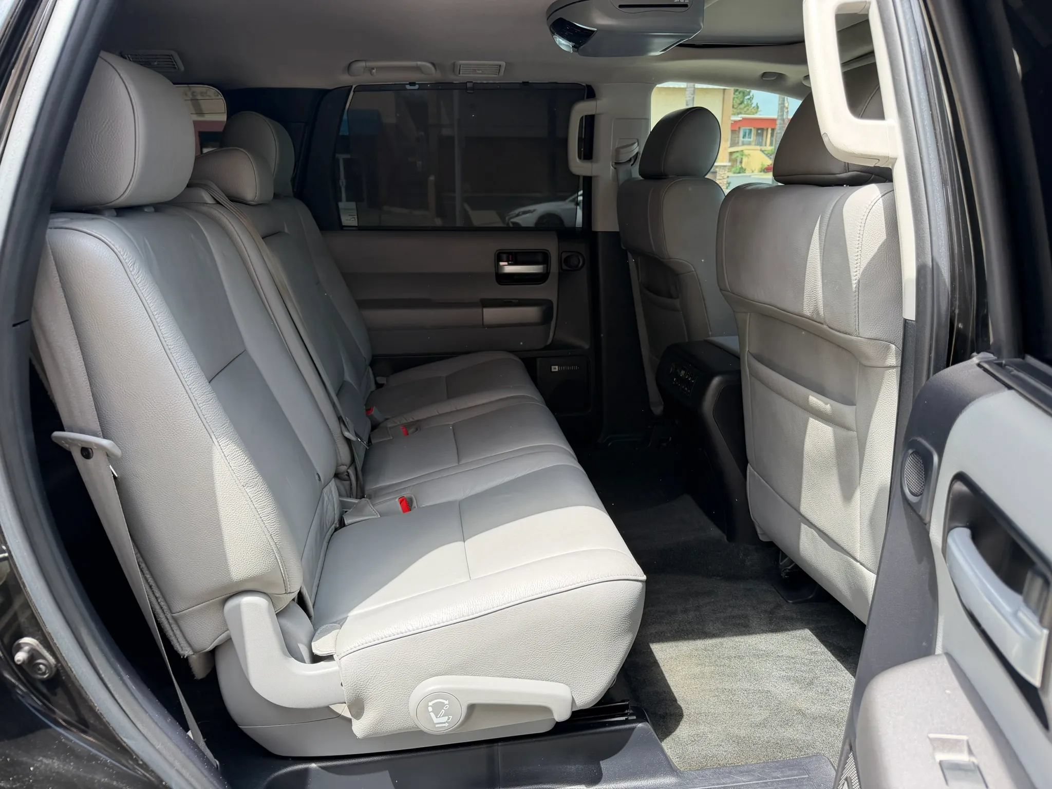 Used 2016 Toyota Sequoia SR5 w/ Premium Package RWD image 20
