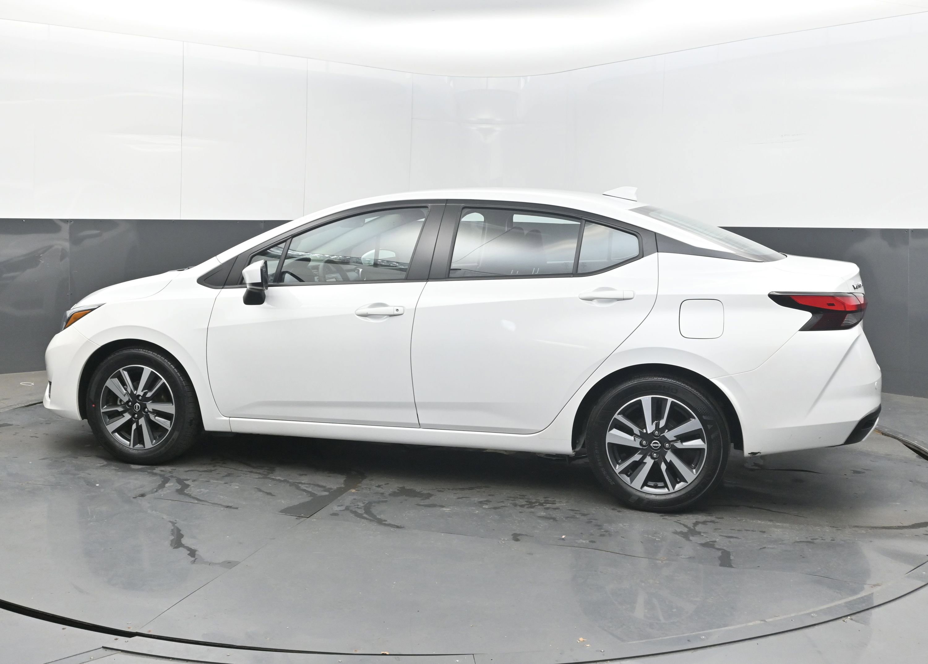 Used 2025 Nissan Versa SV image 7