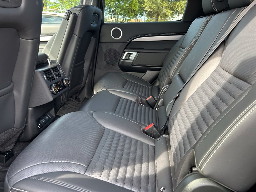 Used 2025 Land Rover Discovery Dynamic SE AWD/4WD image 17